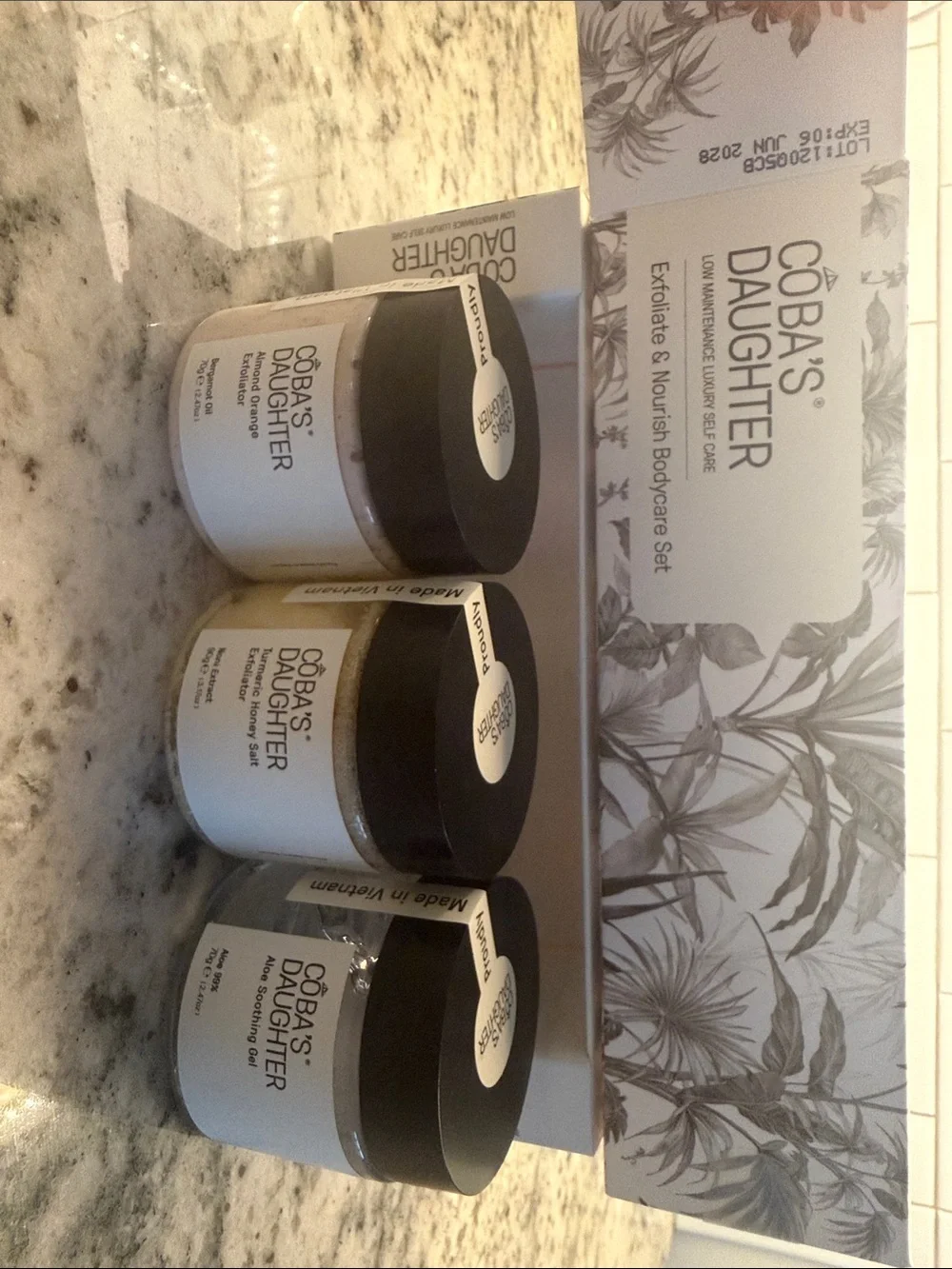 Exfoliate & Nourish Bodycare Set - White
